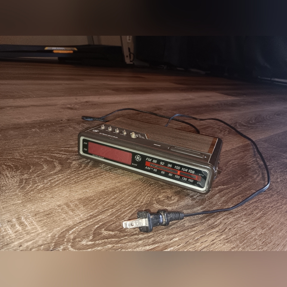 Step back in time with the Vintage 1980s GE Digital Alarm ClockAM/FM Radio Works